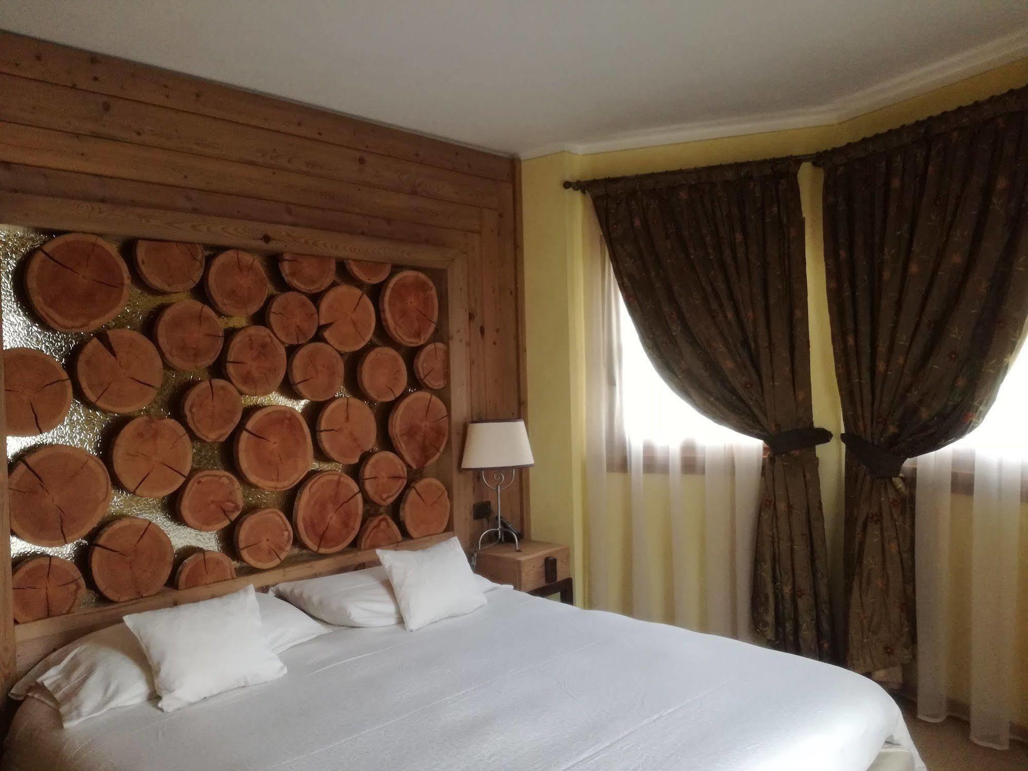 Hotel Bait De Angial リヴィーニョ エクステリア 写真
