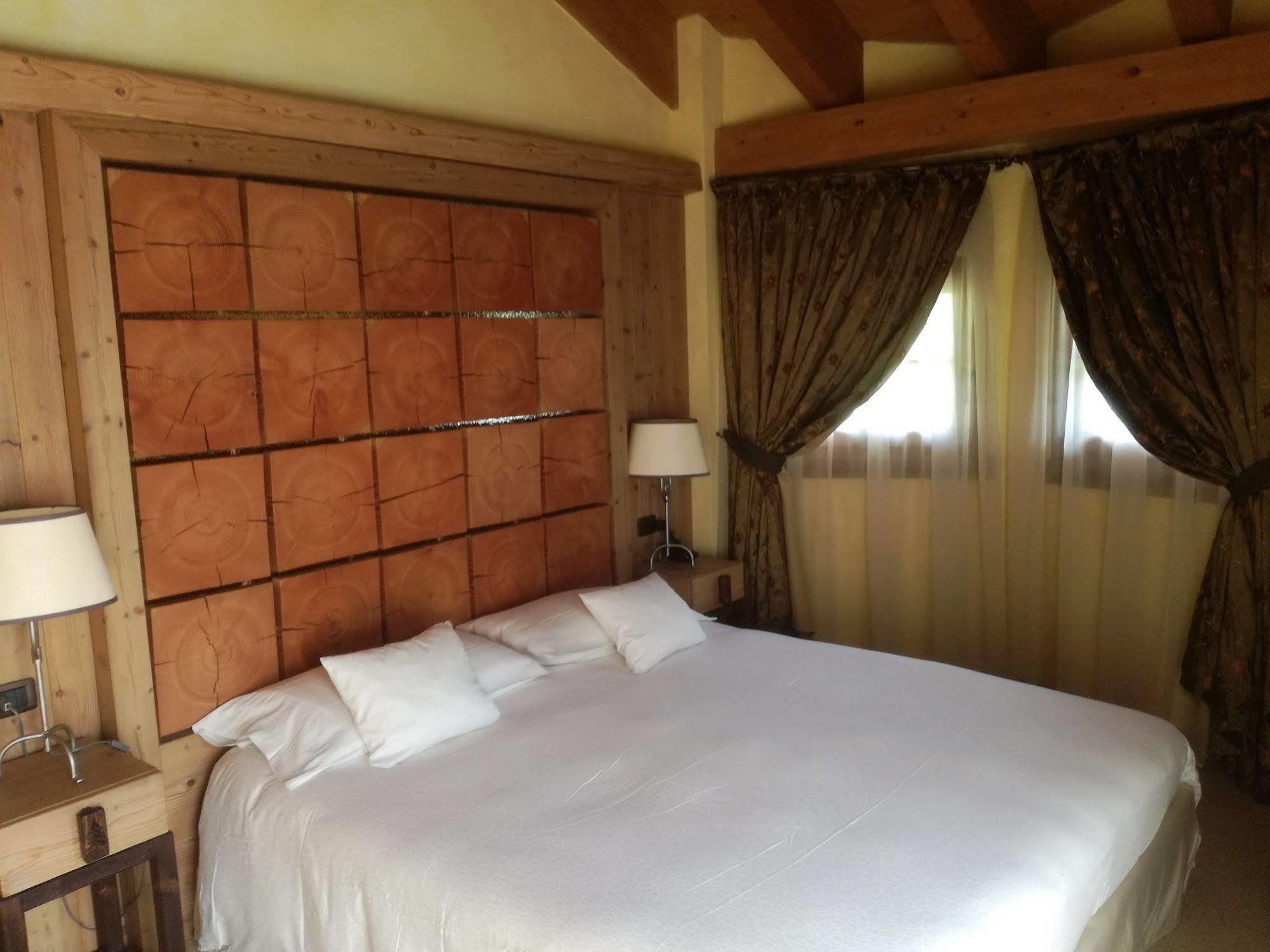 Hotel Bait De Angial リヴィーニョ エクステリア 写真