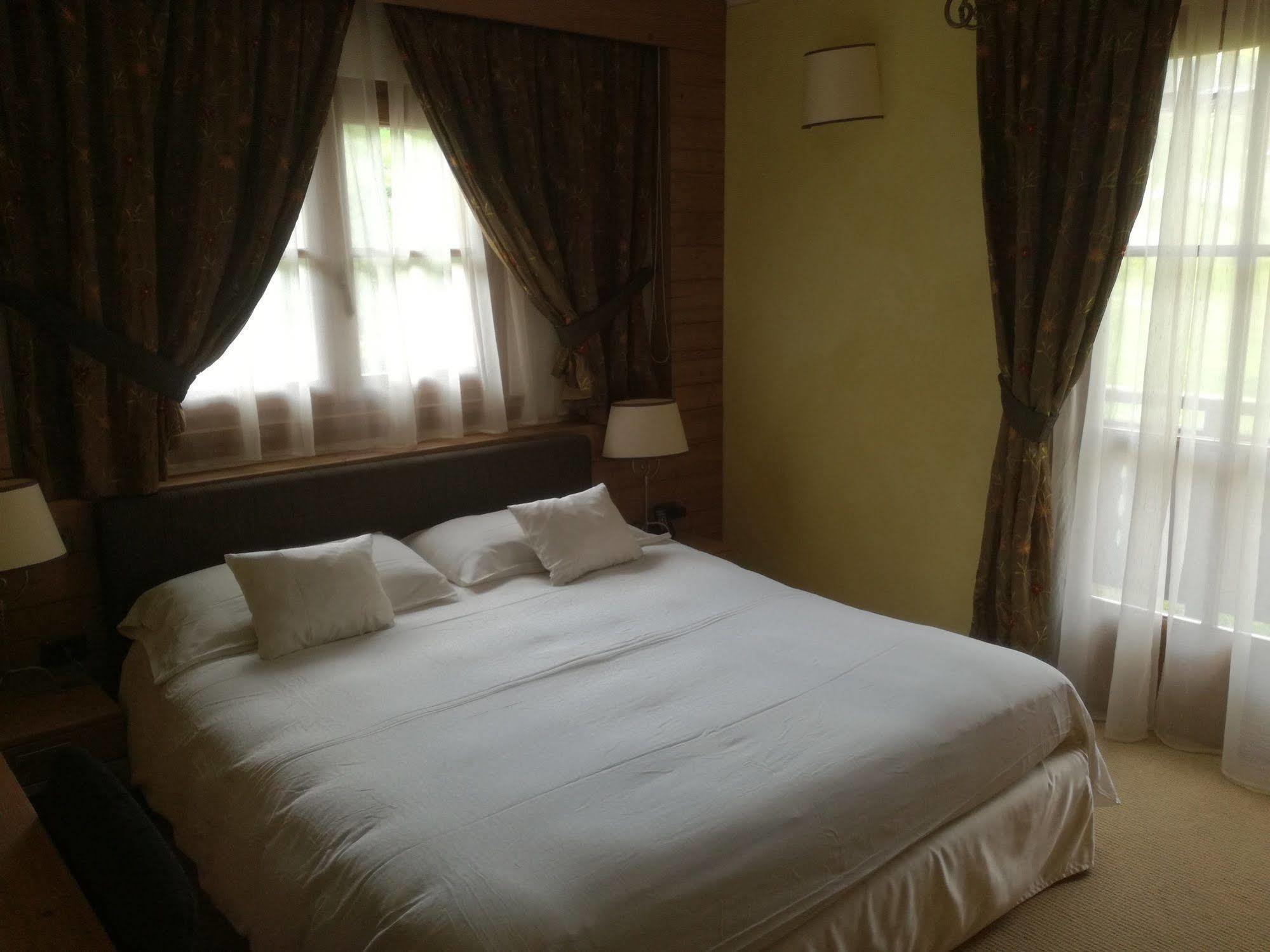 Hotel Bait De Angial リヴィーニョ エクステリア 写真